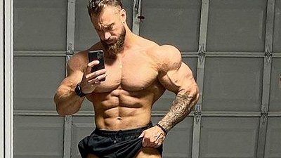 How does Chris Bumstead train?